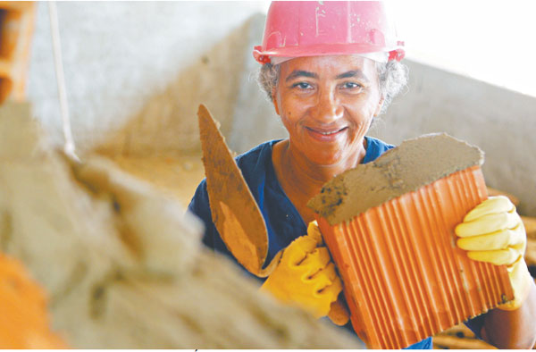 Mulheres na construção: todas as profissões que eram masculinas e que agora  as mulheres tomam a frente - Sales Materiais para Construção